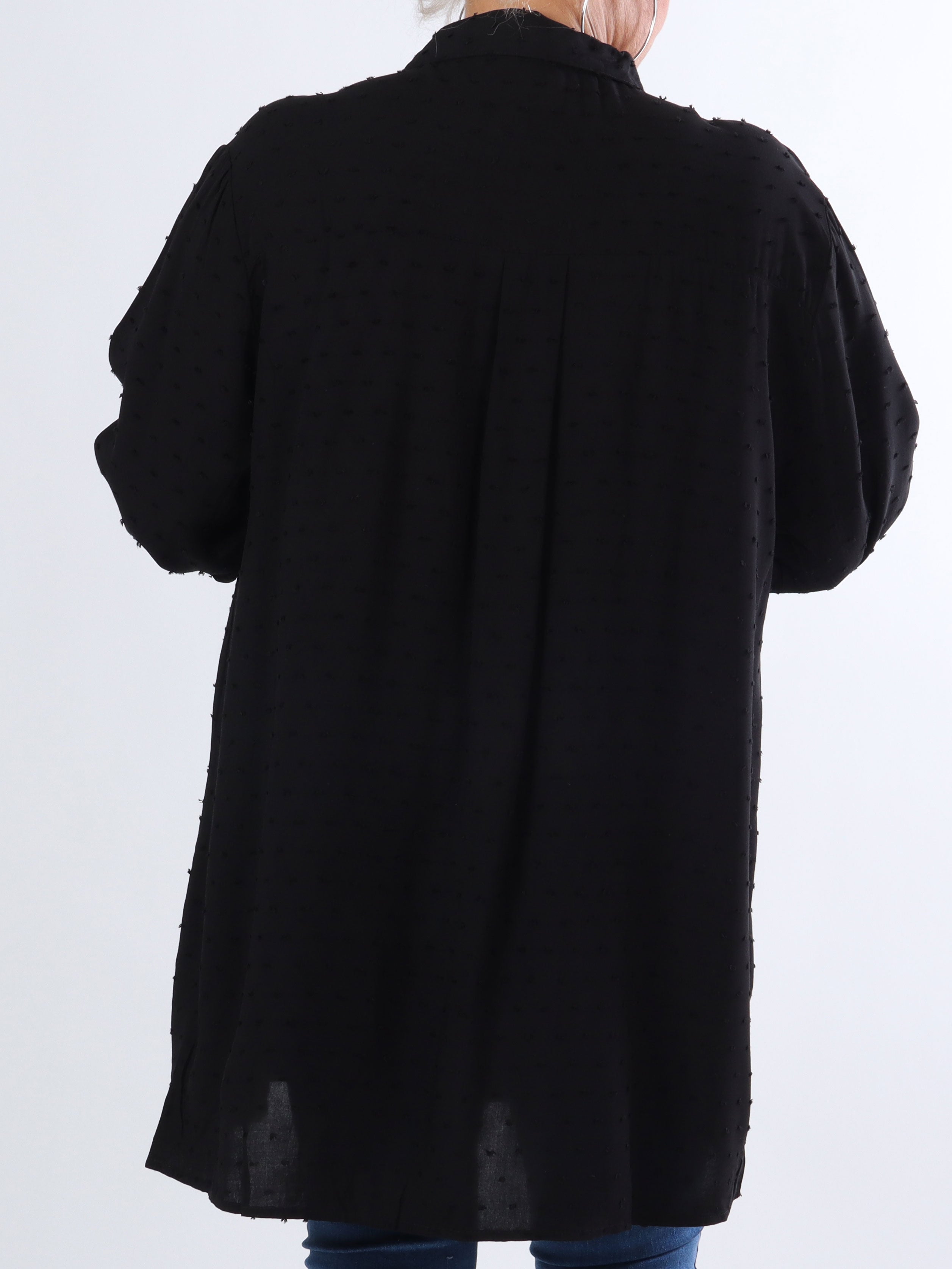 Zandra - Plus size skjorte med flæse og prikket detaljer